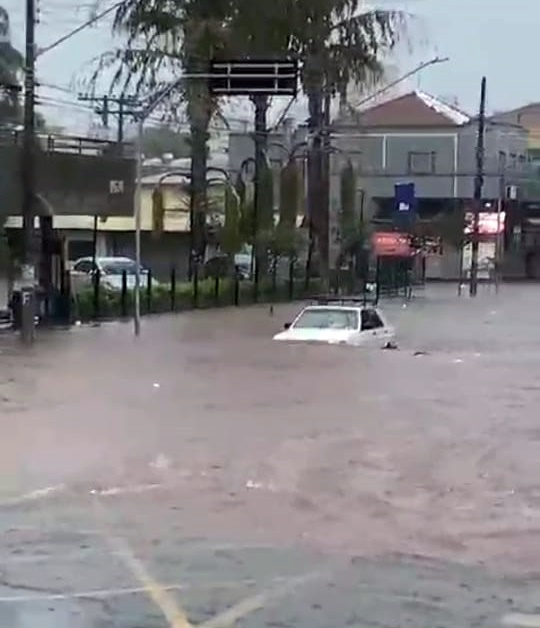 Chuva intensa causa alagamentos em pontos críticos de Assis nesta segunda-feira, 2 de dezembro