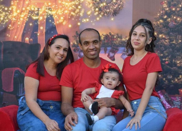 Daniele Cristina de Paula Gonçalves junto á sua família, antes da doença.