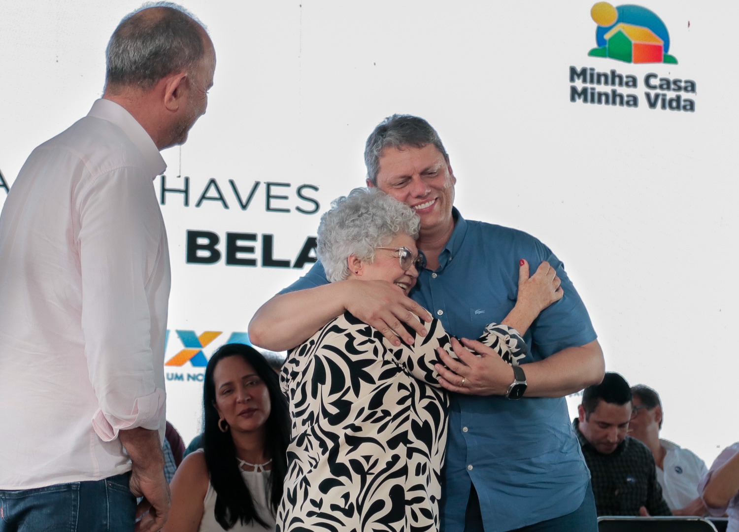 Foto: Comunicação PMA- Secretária Dulce é abraçada pelo governador Tarcísio de Freitas