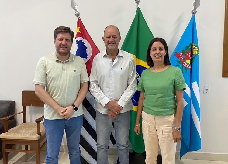 Foto: Comunicação PMA - Adriano Romagnoli, presidente do MDB Assis, o prefeito José Fernandes e a secretária da Saúde Cristiani Silvério