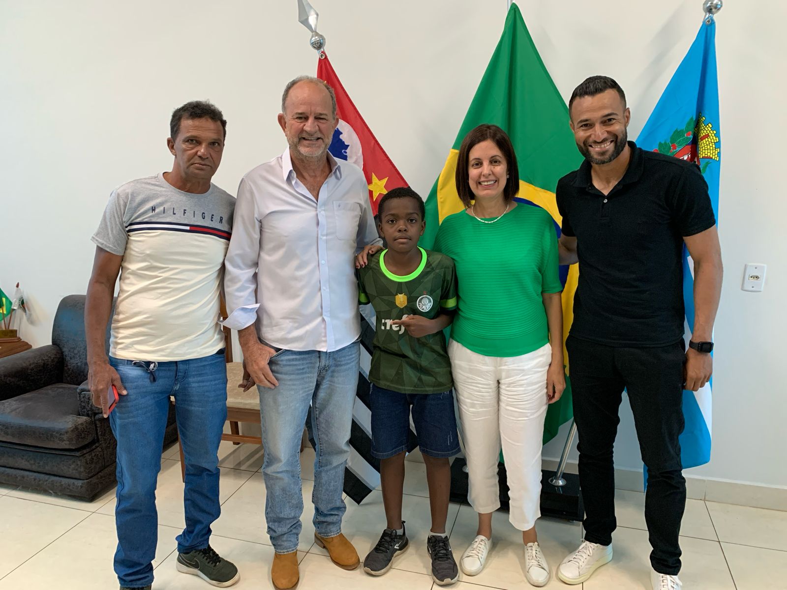 Foto: Comunicação PMA- Da esquerda para a direita: Donizete Lopes De Sá, pai de Davi; o prefeito José Fernandes; Davi Luiz; Cristiani Silvério, secretária da Saúde; e Camilo