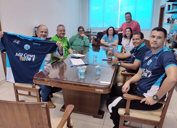 Foto: Comunicação PMA - Na reunião o prefeito José Fernandes conheceu o novo uniforme da equipe de Futsal de Assis