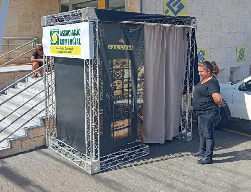 A cabine de fotos estará disponível nesta terça-feira,11, véspera do Dia dos Namorados, das 18h às 22h, na Avenida Rui Barbosa, em frente o Banco do Brasil - Foto: Divulgação 