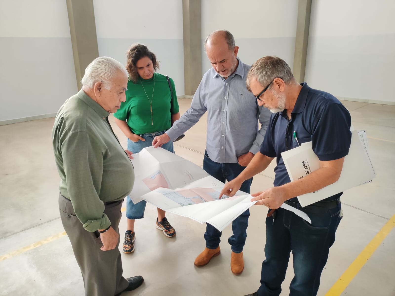 Prefeito José Fernandes, Vice-prefeito Aref Sabeh e Engenheiro Rui C. Spera analisam as obras.