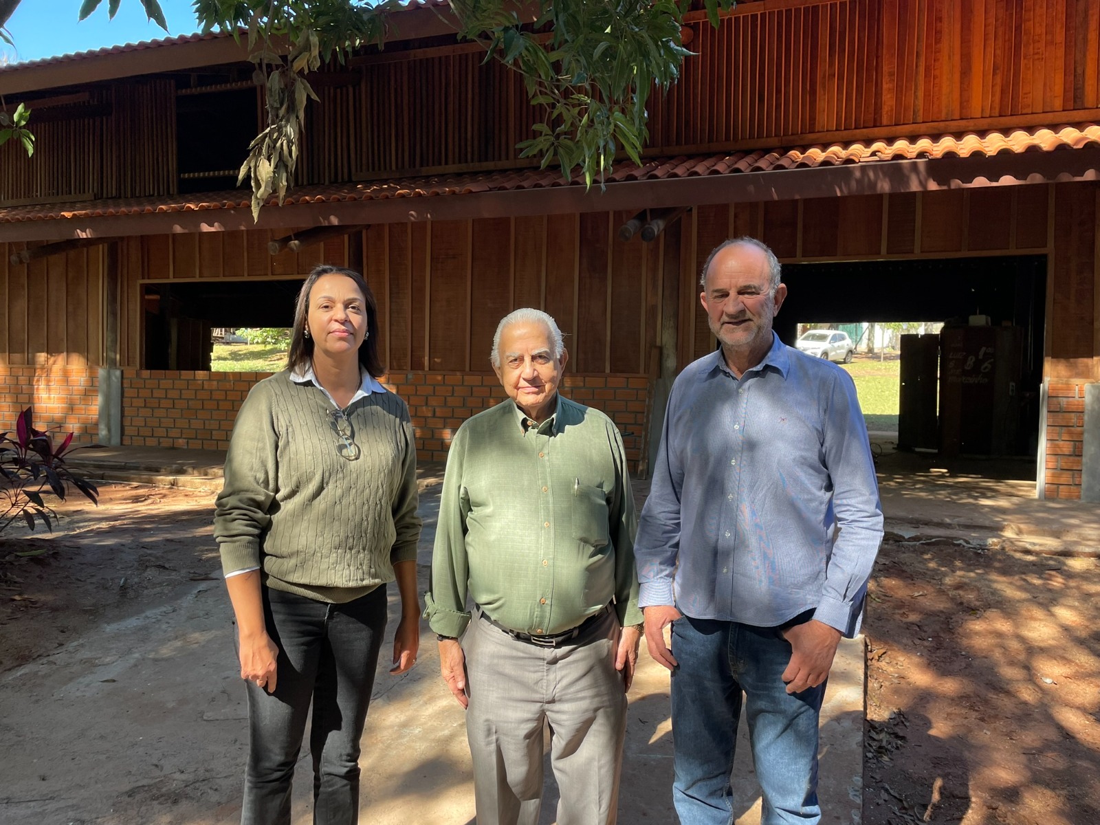 Foto: Comunicação PMA - O prefeito José Fernandes, o vice-prefeito Aref Sabeh e a secretária Ana Paula conferem as obras do Centro de Eventos Municipal.