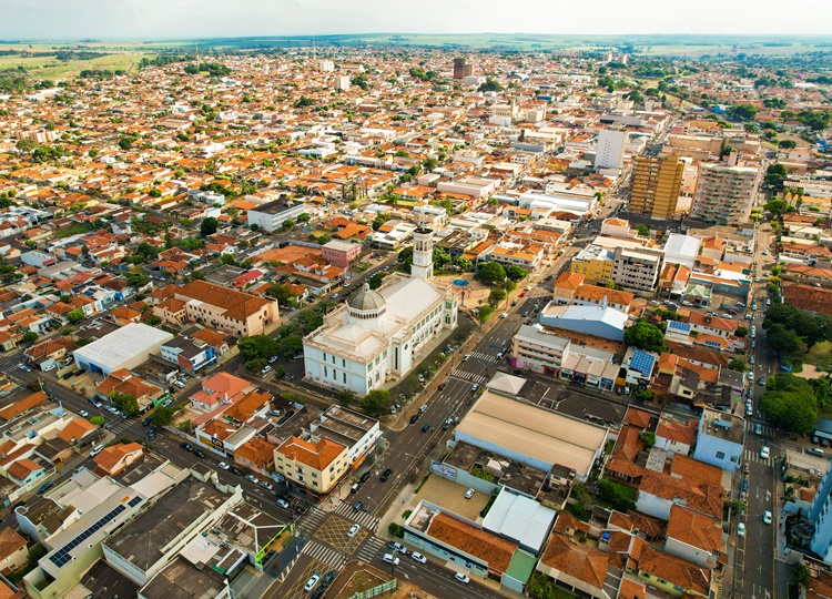 O setor de serviços foi o principal motor da economia de Assis, respondendo por 66,05% do PIB, equivalente a R$ 2,38 bilhões.