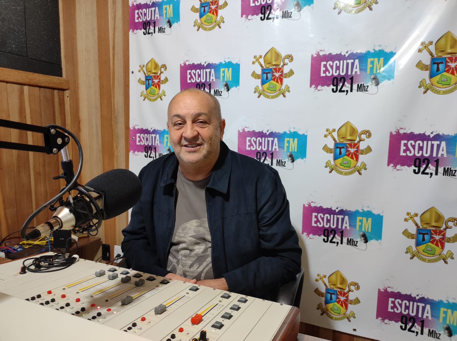 Foto: Divulgação - O programa "Semeador" traz reflexões e mensagens de fé, seguindo a tradição que fez de Padre Vicente uma voz muito querida.