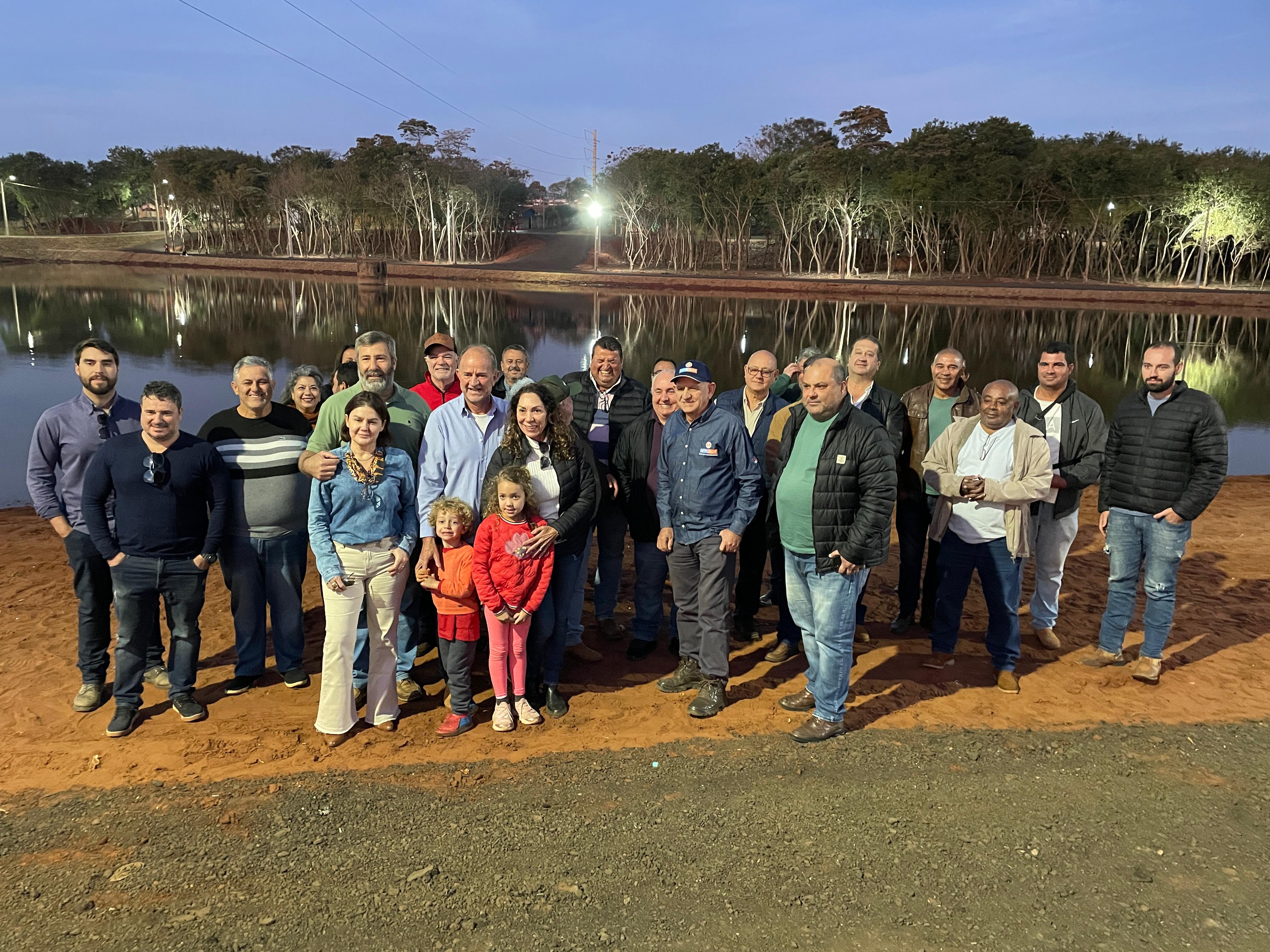 Foto: Comunicação PMA : O prefeito José Fernandes, que esteve no local com um grupo de empresários, destacou a transformação significativa do parque