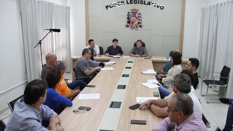  Candidatos e representantes de partidos durante reunião na Câmara - Foto: Marcela Silva