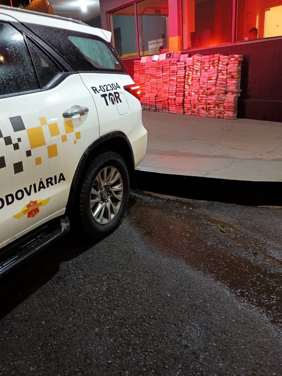 Foto: Divulgação - Durante a vistoria, os agentes encontraram 142 tabletes de crack, totalizando 146,260 kg, e 200 tabletes de cocaína, somando 217,800 kg.