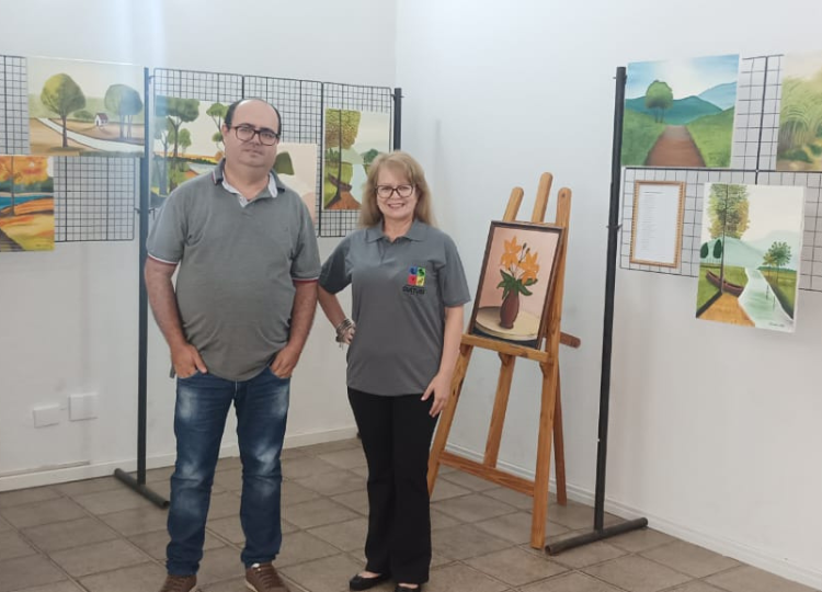 Foto: Divulgação - Urias Turbiani R. Camargo, responsável pela coordenação do Teatro Municipal e dos projetos SEMEARTE, e a instrutora Valéria A. M. Scaramboni, com os alunos do curso de Desenho e Pin