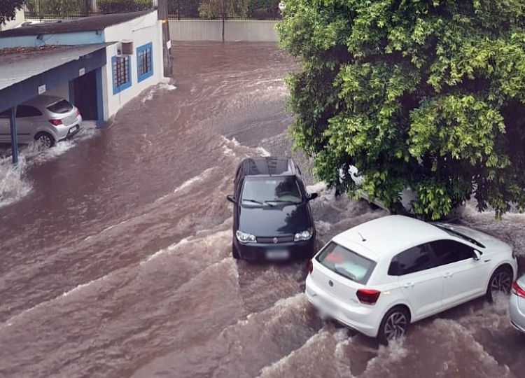 Foto: Divulgação - O estacionamento da Prefeitura Municipal e trechos das avenidas Otto Ribeiro e Rui Barbosa ficaram temporariamente inundados.