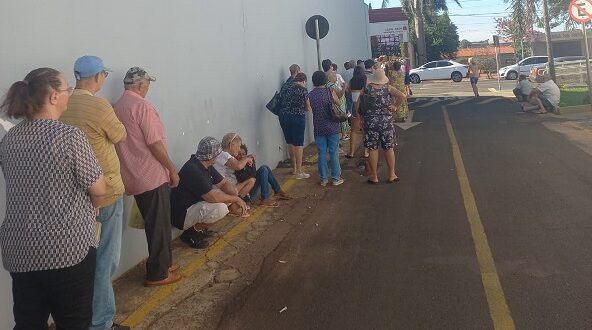 Foto: Portal JS - Aposentados enfrentam fila sob o sol ao lado do Banco Mercantil em Assis.