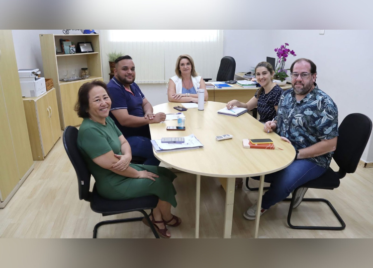 Foto: Divulgação - Vereador Lucas Gomes com a equipe de gestores da Educação, alinhando ações para o fortalecimento das escolas e valorização dos profissionais.