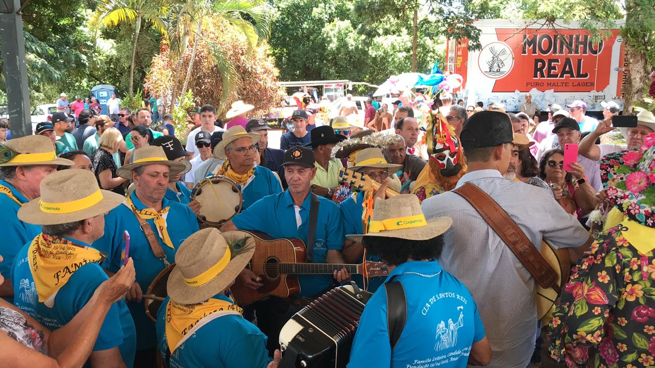 Foto: Divulgação - A Folia de Reis se apresentou com entusiasmo, rodeada pela multidão que acompanhou com devoção, mantendo viva a tradição e a devoção aos Reis Magos.