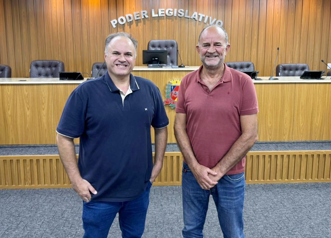 Foto: Câmara Municipal de Assis - O presidente Paulinho Matioli e o ex-prefeito José Fernandes.