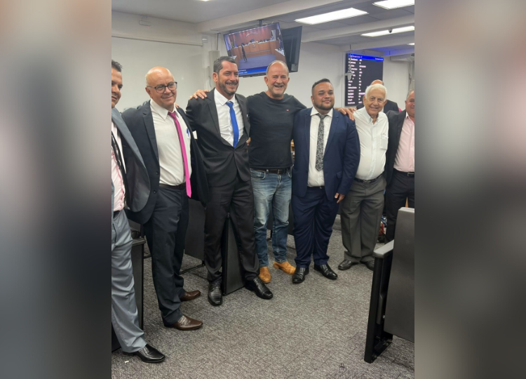 Foto: Divulgação - O ex-prefeito José Fernandes e o ex-vice-prefeito Aref Sabeh ao lado dos vereadores Paulo Paçoca, Fernando Kiko, Jé Canela, Lucas Gomes e Zé Gotinha.