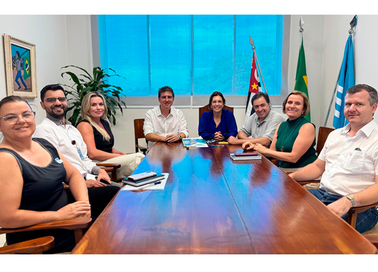 Foto: Departamento de Comunicação PMA - O empresário Fernando Pasquarelli, da TVCom Running, o vice-prefeito Alexandre Cachorrão e representantes da Santa Casa de Assis.