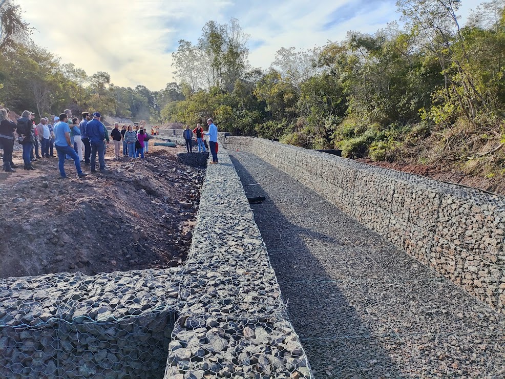 Foto: Arquivo - Departamento de Comunicação PMA - Em 2024, o então prefeito José Fernandes levou uma comitiva de empresários para acompanhar as obras em andamento. No entanto, devido ao trabalho minucioso de contenção da erosão, não houve tempo hábil para o início das obras que utilizariam o recurso aprovado pela Câmara.