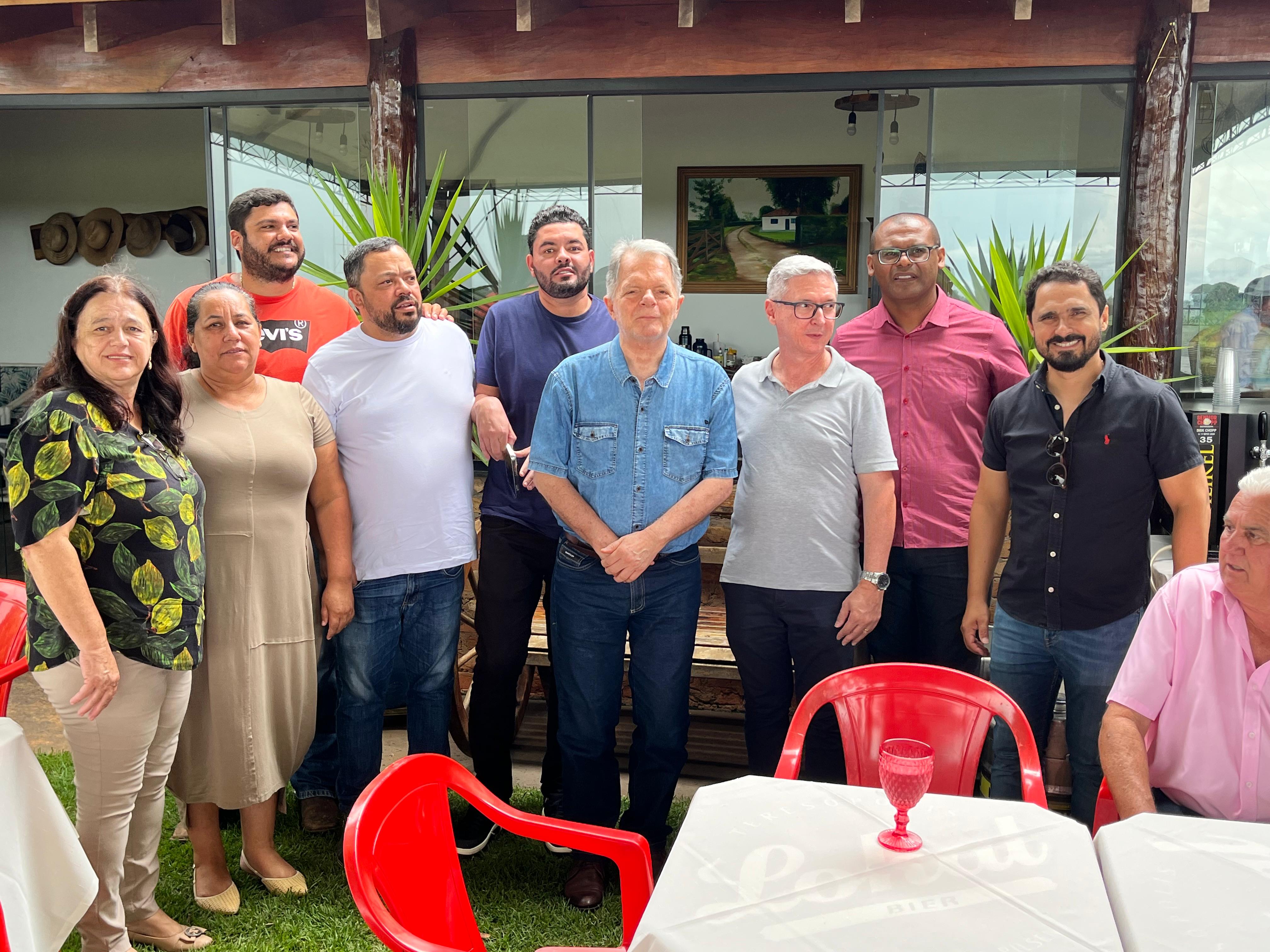 Foto: Assessoria Parlamentar - Durante o encontro, foram apresentadas demandas essenciais para o desenvolvimento dos municípios, com destaque para a pavimentação da estrada que liga Platina a Echaporã