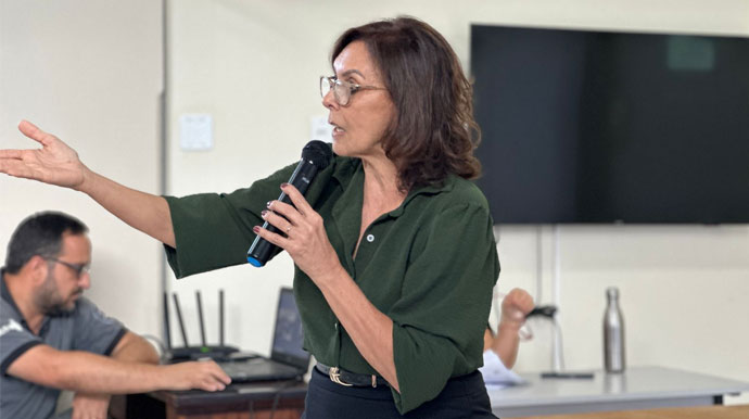 FOTO: Portal AssisCity - Prefeita Telma Spera durante reunião com o Conselho Municipal de Saúde, onde oficializou a mudança na gestão da UPA de Assis para a Santa Casa.