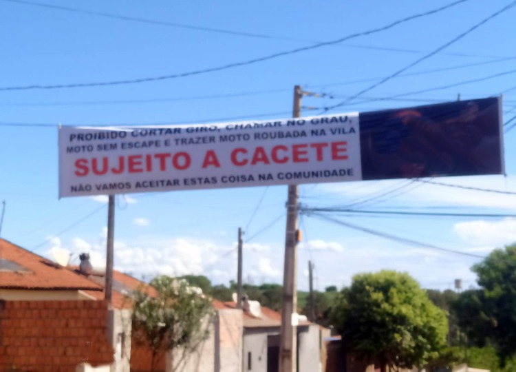 Foto: Redes Sociais - O cartaz advertia os condutores de motocicletas e bicicletas motorizadas contra práticas como 'chamar no grau', 'cortar no giro' e circular sem escapamento, causando ruídos incômodos