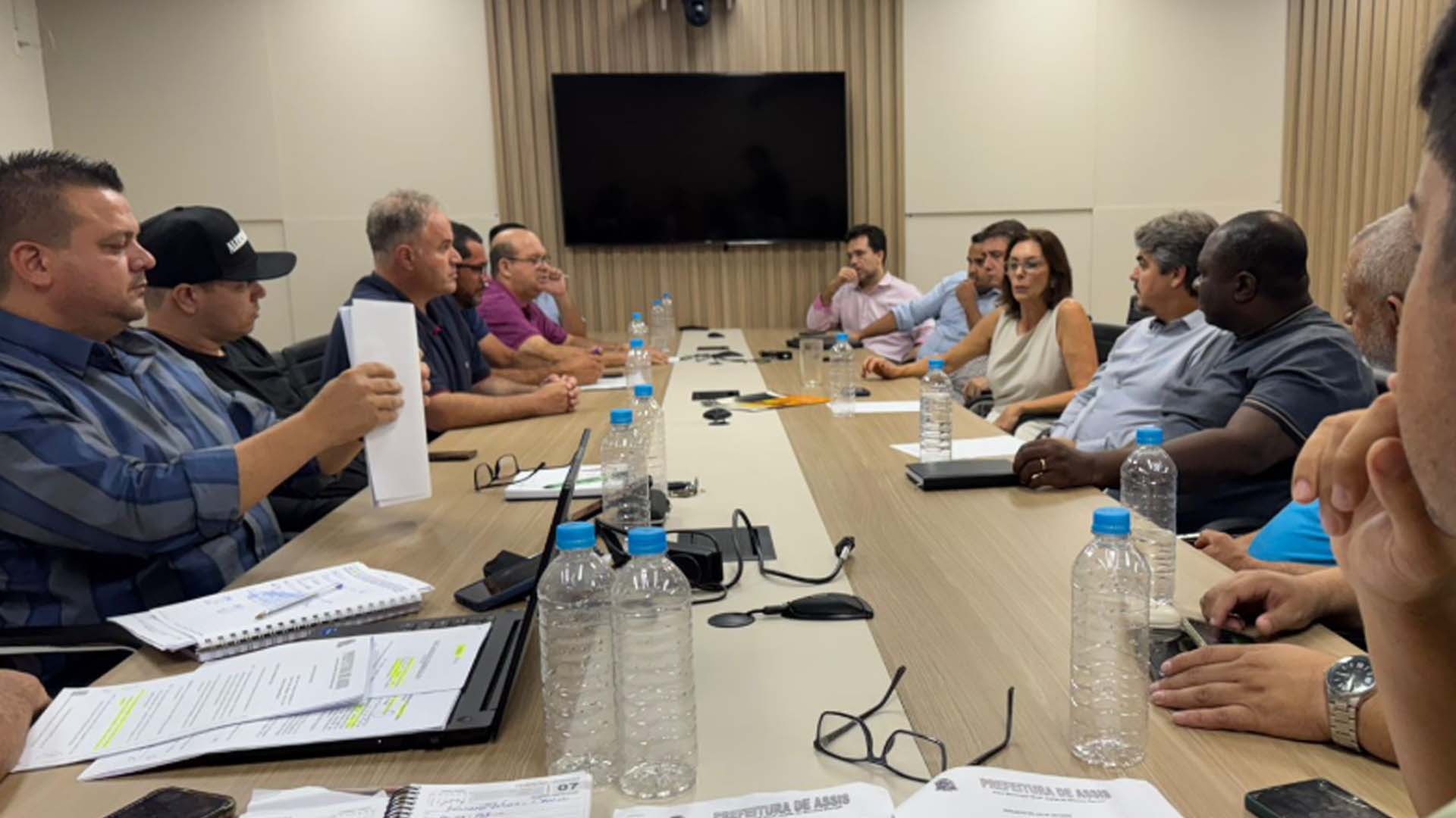 Foto: Matheus Dorácio - Vereadores durante reunião com a prefeita na Câmara Municipal de Assis 