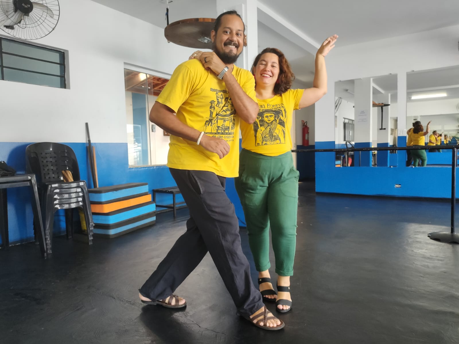 Foto: Cícero Motta - Os professores Irajá e Vivi Coutinho, do Núcleo de Forró de Assis, já estão no clima e prontos para ensinar cada passo pra você! Vem dançar com a gente na AMA Academia e descubra como a dança de salão pode transformar suas terças-feiras.