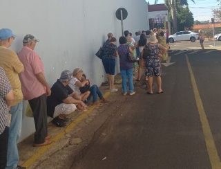 Aposentados sofrem com filas e falta de estrutura em banco de Assis