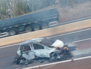 Carro pega fogo após colisão com caminhão na Raposo Tavares, em Palmital