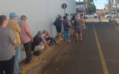 Aposentados sofrem com filas e falta de estrutura em banco de Assis