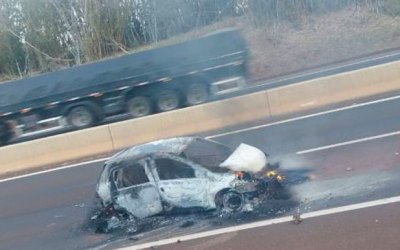 Carro pega fogo após colisão com caminhão na Raposo Tavares, em Palmital